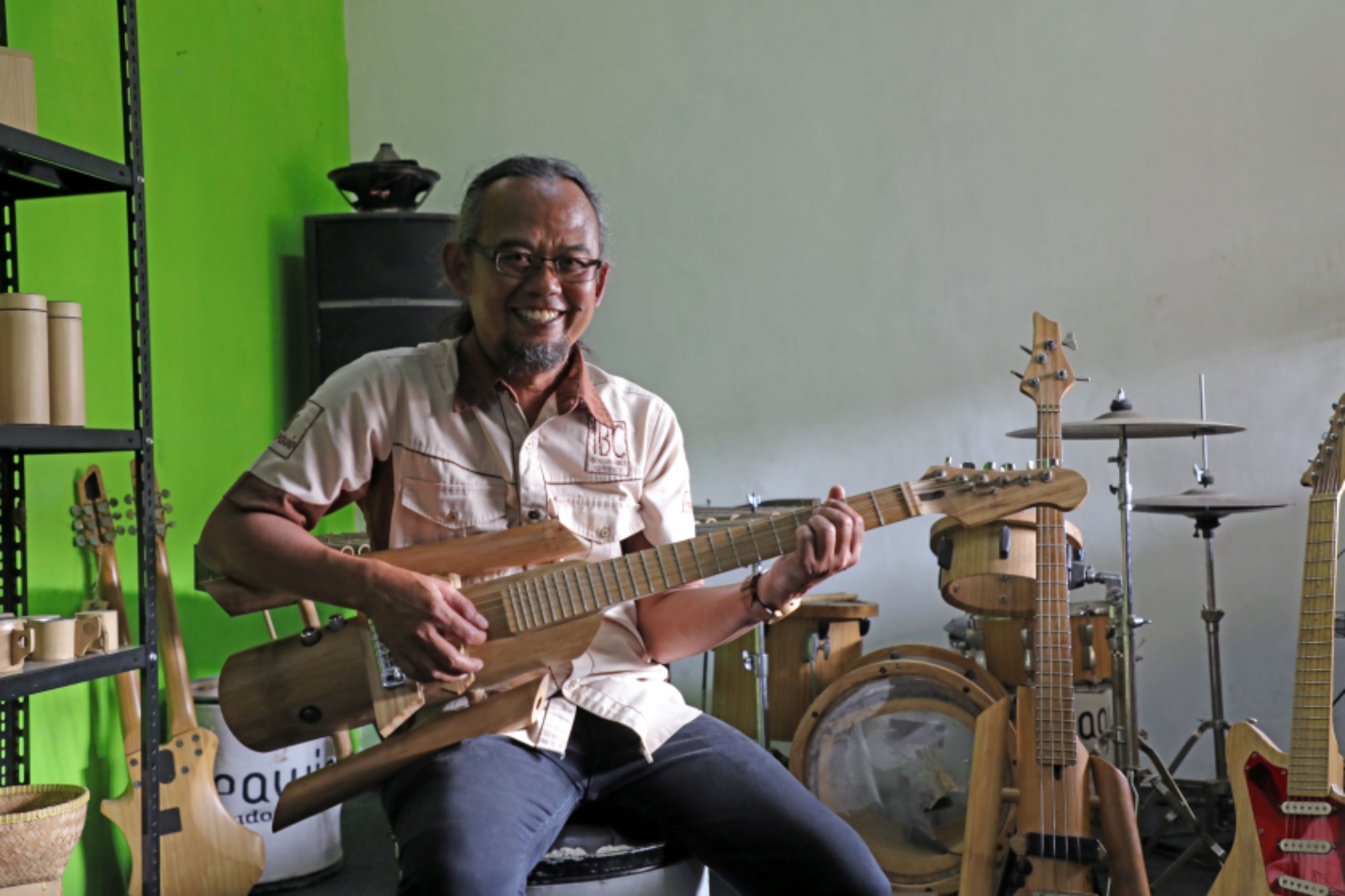 Sekitar tahun 2013, Adang berhasil membuat biola bambu pertamanya, diikuti alat musik lain seperti gitar dan bas. Mulanya bambu-bambu itu, kata Adang, adalah hasil meminta dari kebun ke kebun. Kegigihan dan buah karyanya mulai diketahui, hingga ia dan tim pun diundang ke gelaran acara festival musik di Jakarta. dok. BRI. Pemberdayaan BRI, UMKM Ini Optimalkan Produk Bambu Hingga Mancanegara