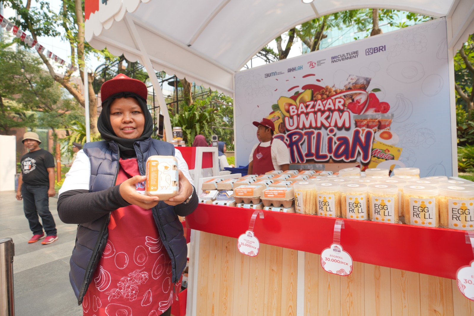 Susi Rahwati, pemilik Klaster Telur Asin Abinisa di Desa Sujung yang dibentuk sejak 2018 itu, omsetnya makin meningkat berkat pemberdayaan PT. Bank Rakyat Indonesia (Persero) Tbk. (BBRI). dok. BRI. Klaster Usaha Telur Asin Abinisa, Omset Tinggi Berkat Pemberdayaan BRI