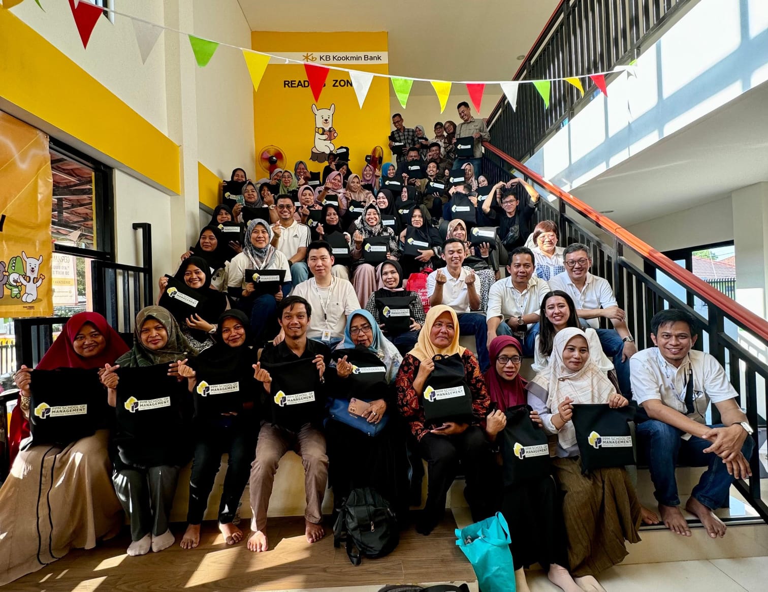 Pada Sabtu (7/9/2024), KB Bank menggelar acara bertema “Community Development, Meningkatkan Literasi Keuangan dan Pemberdayaan UMKM”, di Perpustakaan Multikultural, Desa Muktiwari, Kabupaten Bekasi, Jawa Barat. Bekerja sama dengan Sekolah Tinggi PPM School of Management dan Yayasan Gugah Nurani Indonesia, KB Bank menjangkau pelaku UMKM yang berlokasi di sekitar Kecamatan Cibitung. dok. KB Bank. Melalui Peningkatan Literasi Keuangan, KB Bank Dukung UMKM Naik Kelas