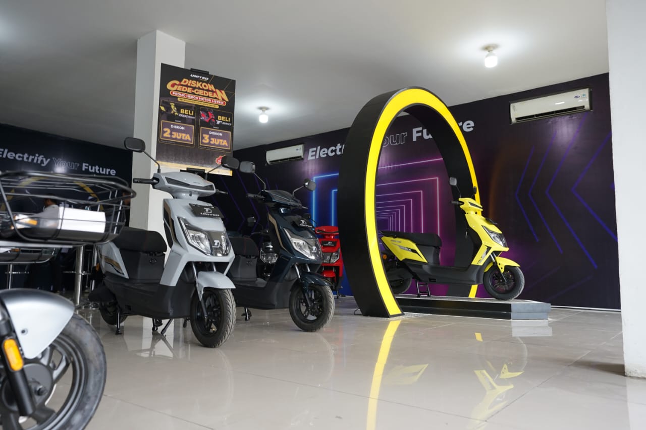 PT Terang Dunia Internusa Tbk. (UNTD) tersebut akan kembali membuka authorized store terbarunya di beberapa wilayah di Jabodetabek. Ini upaya perseroan memperkuat jaringan distribusi, dan memudahkan konsumen mendapat motor listrik berkualitas. dok. ist. Perkuat Distribusi, United E-Motor Buka 4 Gerai Motor Listrik Terbaru