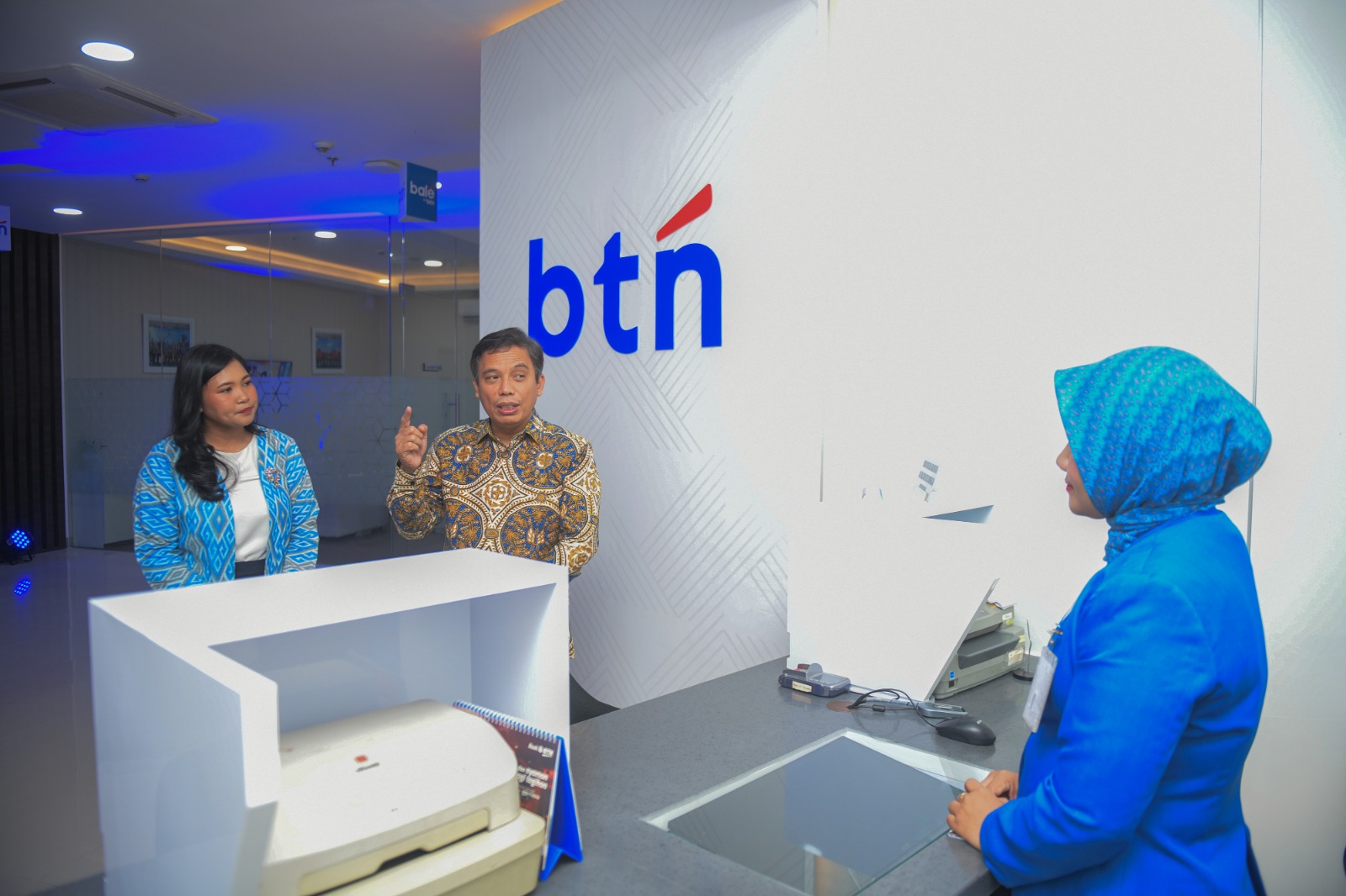 CEO BTN Nixon Napitupulu berbincang dengan bagian layanan Bank BTN Cabang Semarang. FOTO - ISTIMEWA Dongkrak Layanan, BTN Perluas Jaringan Lingkungan Kampus
