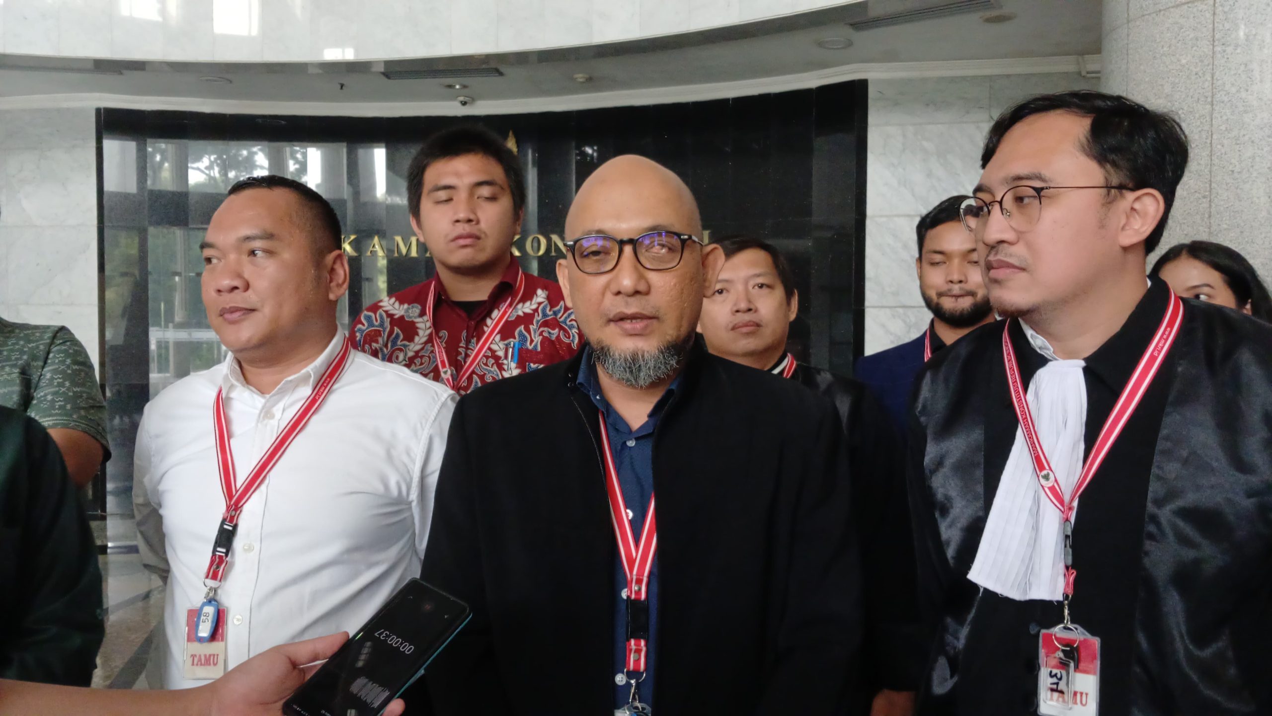 Mantan penyidik KPK Novel Baswedan (tengah) usai sidang pembacaan putusan perkara Nomor 68/PUU-XXII/202 di ruang sidang pleno Gedung MK, Jakarta Pusat, Kamis (12/9/2024). dok. Forumkeadilan/Syahrul Baihaqi. Tolak Gugatan Novel Baswedan, Ini Putusan MK Soal Usia Capim KPK