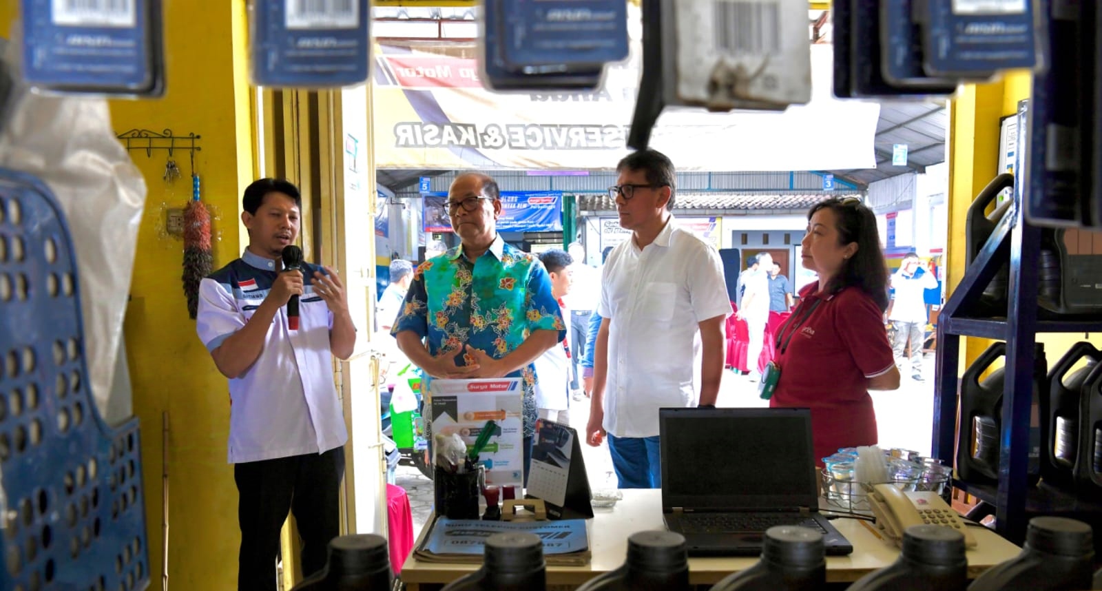 Pemilik UMKM Bengkel Mobil Suryo Motor Binaan Astra melalui Yayasan Dharma Bhakti Astra (YDBA), Sutikno (kiri) saat menunjukkan bagian dari pelayanan bengkelnya kepada Ketua Pengurus YDBA Rahmat Samulo (kedua kanan), Sekretaris Pengurus YDBA Ema Poedjiwati Prasetio (kanan) dan Sekretaris Kementerian Koperasi dan UKM RI Arif Rahman Hakim (kedua kiri) dalam kegiatan #UMKMSiapBeraksi yang diselenggarakan YDBA di Banyumas pekan lalu. dok. YDBA Astra. Astra Ajak KemenkopUKM RI Hadiri #UMKMSiapBeraksi di Banyumas