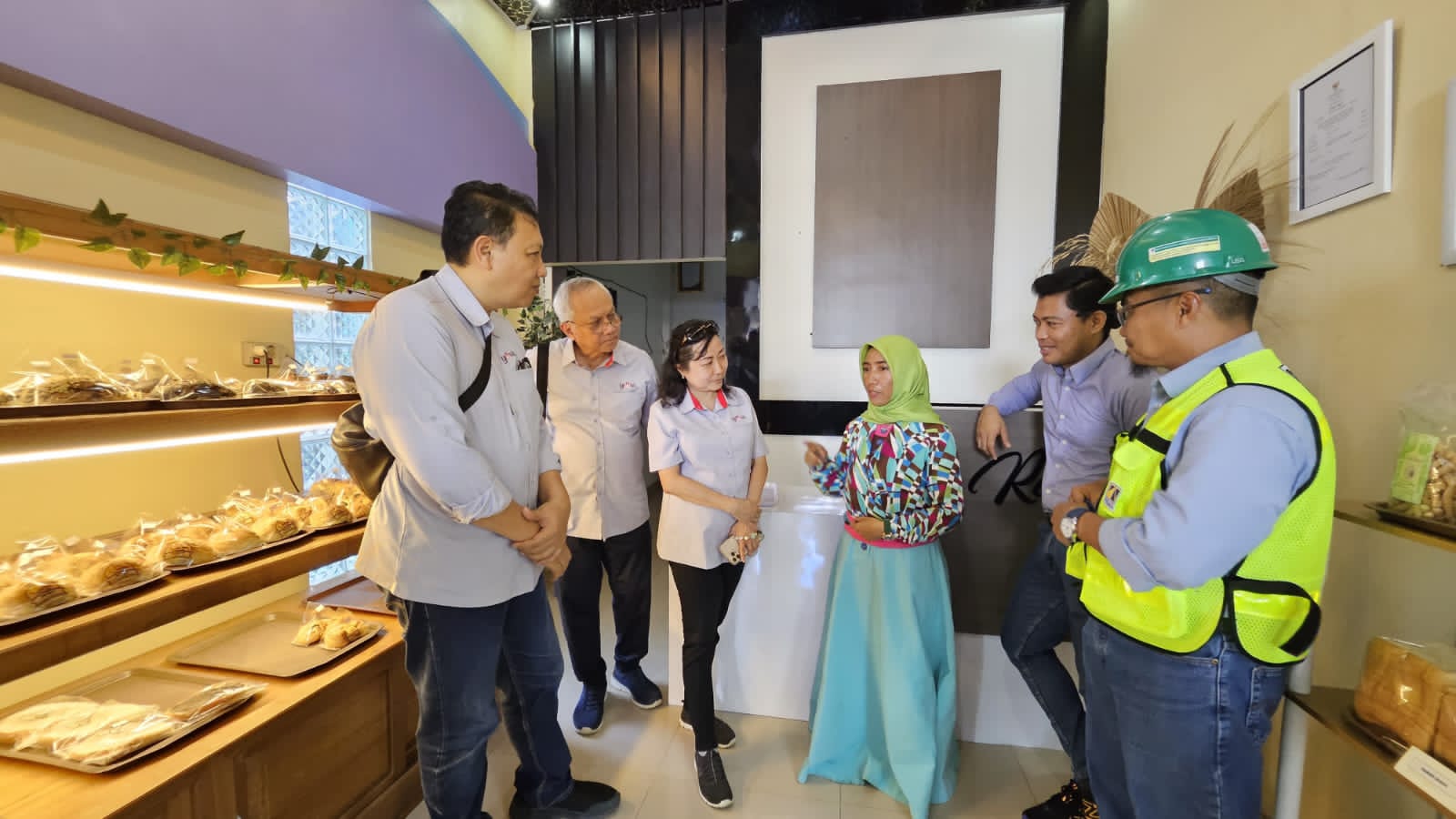 Pemilik UMKM Kuliner Resya Cake Binaan Astra melalui Yayasan Dharma Bhakti Astra (YDBA) dan PT Pamapersada Nusantara (PAMA), Rusliana (ketiga kanan) menjelaskan bisnis kulinernya kepada Sekretaris Pengurus YDBA Ema Poedjiwati Prasetio (ketiga kiri), Bendahara Pengurus YDBA Agung K. Sampurno (kiri), Advisor YDBA Tonny Sumartono (kedua kiri), Deputy Project Manager PAMA Site Kideco Nanang Yusanto (kiri) dan CSR Section Head PAMA Suryadi (kedua kanan) dalam kegiatan #UMKMSiapBeraksi di Paser, Kalimantan Timur pada awal pekan ini. dok. ist. Astra Melalui YDBA dan PAMA Perkuat Kemandirian UMKM di Paser, Kaltim