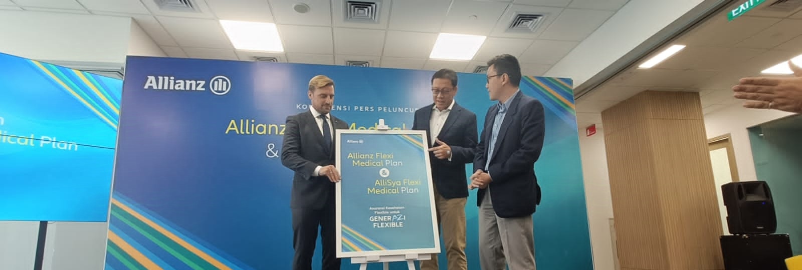 Kiri-Kanan: Alexander Grenz, Country Manager & Direktur Utama Allianz Life Indonesia, Achmad K. Permana, Direktur Utama Allianz Life Syariah Indonesia, Himawan Purnama, Country Chief Product Officer Allianz Indonesia. dok. ist. Flexi Medical Plan dari Allianz Life dan Allianz Syariah Untuk Nasabah