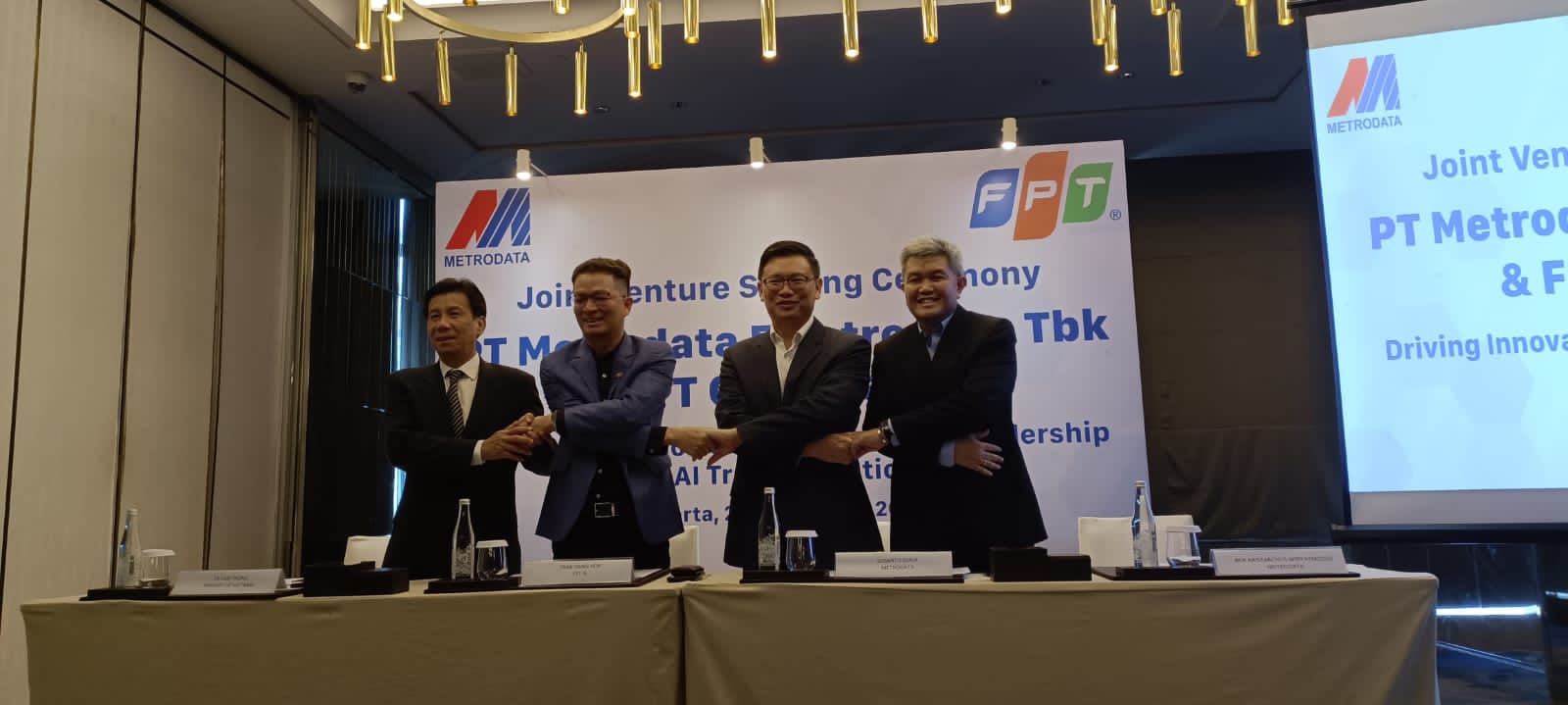 Kiri-kanan: Ta Van Thong, Duta Besar Vietnam, Tran Dang Hoa, Chairman dari FPT IS, Susanto Djaja, Presiden Direktur PT Metrodata Electronics Tbk, dan Ben Aristarchus Widyatmodjo, Komisaris MTDL. dok. ist. Joint Venture Metrodata-FPT, Untuk Pimpin Transformasi Keamanan Siber