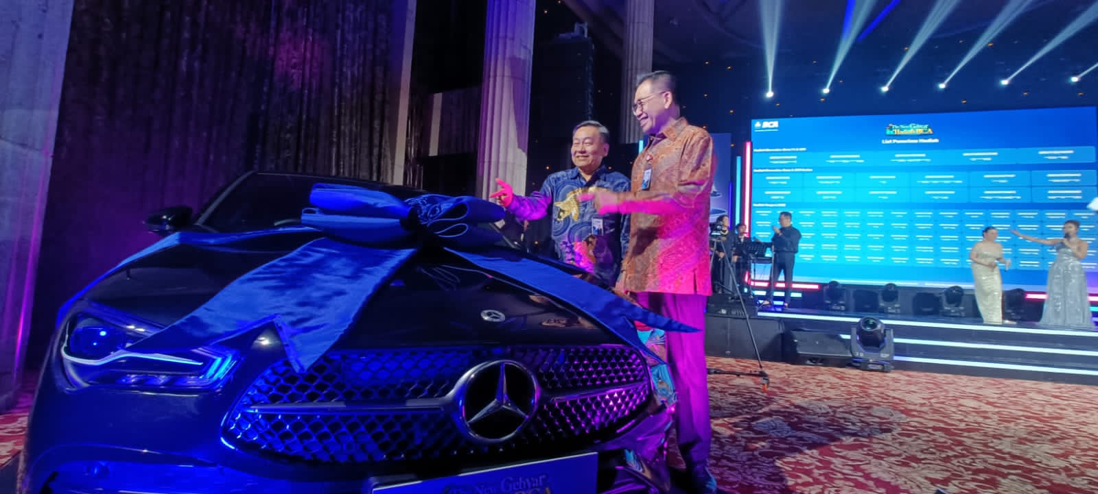 Direktur BCA Santoso (kiri) dan DIrektur BCA Haryanto Budiman (kanan). dok. BCA. Apresiasi Nasabah Setia, BCA Umumkan Penerima Program Gebyar Hadiah