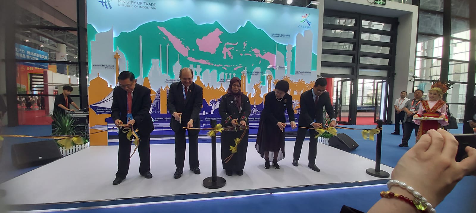 Pembukaan CAEXPO-CABIS 2024 ditandai gunting pita: Alim Markus (Maspion), Ben Perkasa Drajat (Konsul Jenderal RI di Guangzhou), Mardyana Listyowati (Dirjen Pengembangan Ekspor Nasional Kementerian Perdagangan), Liu Yongmei (Wakil ketua Majelis Permusyawaratan Politik Rakyat Guangxi) dan Miftah Farid (Direktur Pengembangan Ekspor Produk Primer Kemendag). dok. Kemendag. ist. CAEXPO-CABIS 2024: Kukuhkan Komitmen Hubungan Dagang RI-Tiongkok