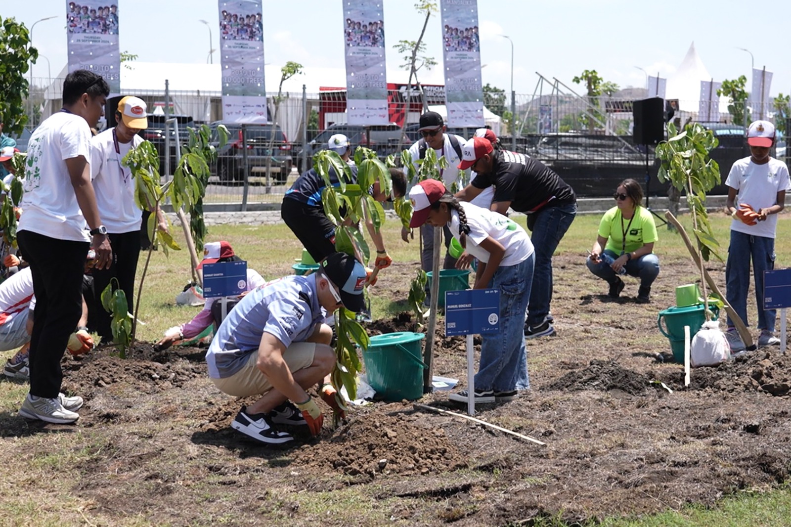 BRI mendukung Kawasan MotoGP Mandalika menjadi Green Tourism melalui Penanaman dengan total sekitar 10.000 bibit pohon di Kawasan Mandalika, Nusa Tenggara Barat. Penanaman pohon sebagai bagian dari rangkaian perhelatan MotoGP Mandalika 2024 itu, berlangsung pada Kamis (26/09/2014). Kegiatan tersebut melibatkan para pembalap MotoGP seperti Miguel Oliveira (Trackhouse Racing), Johann Zarco (LCR Team), Mario Aji (IDEMITSU Honda Team Asia). Lalu, Somkiat Chantra (IDEMITSU Honda Team Asia), Manuel Gonzalez (QJMOTOR Gresini Moto2™?), David Alonso (CFMoto Aspar Team) dan Ivan Ortola (MT Helmets - MSI. dok. BRI. BRI (BBRI) Ajak Pembalap Tanam Pohon di Kawasan MotoGP Mandalika