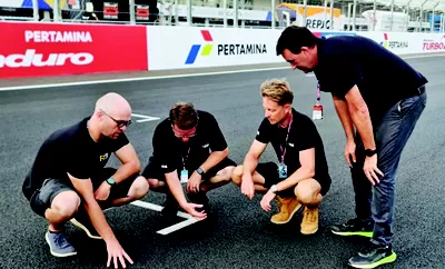 Pemeriksaan aspal Sirkuit Internasional Mandalika, Lombok, Nusa Tenggar Barat, yang sudah dinyatakan lolos Homologasi FIM. (ISTIMEWA/MOTOGP). MotoGP Indonesia 2024 di Sirkuit Mandalika Siap Digelar, Cek Jadwalnya