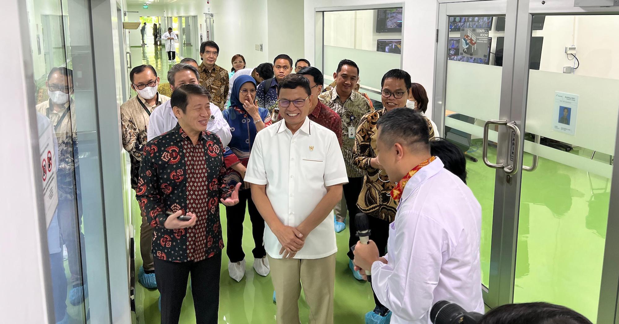 Preskom Kalbe Farma Vidjongtius, menemani kepala Badan POM kala berkunjung ke fasilitas fabrik perseroan. FOTO - ISTIMEWA Sokong Pemerintah, Ini Bentuk Dukungan Kalbe Farma (KLBF)