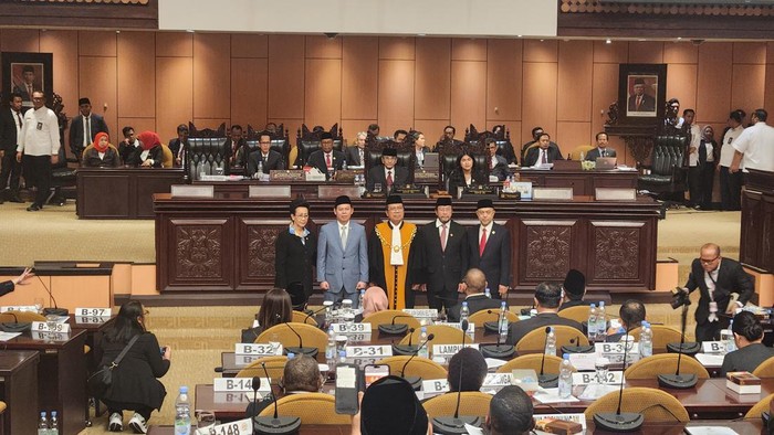 Para pimpinan DPD RI 2024-2024 mengapit Ketua Mahkamah Agung Muhammad Syarifuddin (tengah) usai mengucapkan sumpah dan janji, Rabu (2/10/2024) dini hari. dok. Detiknews.. Sultan B Najamudin Resmi Jabat Ketua DPD, Didampingi 3 Wakil Ketua