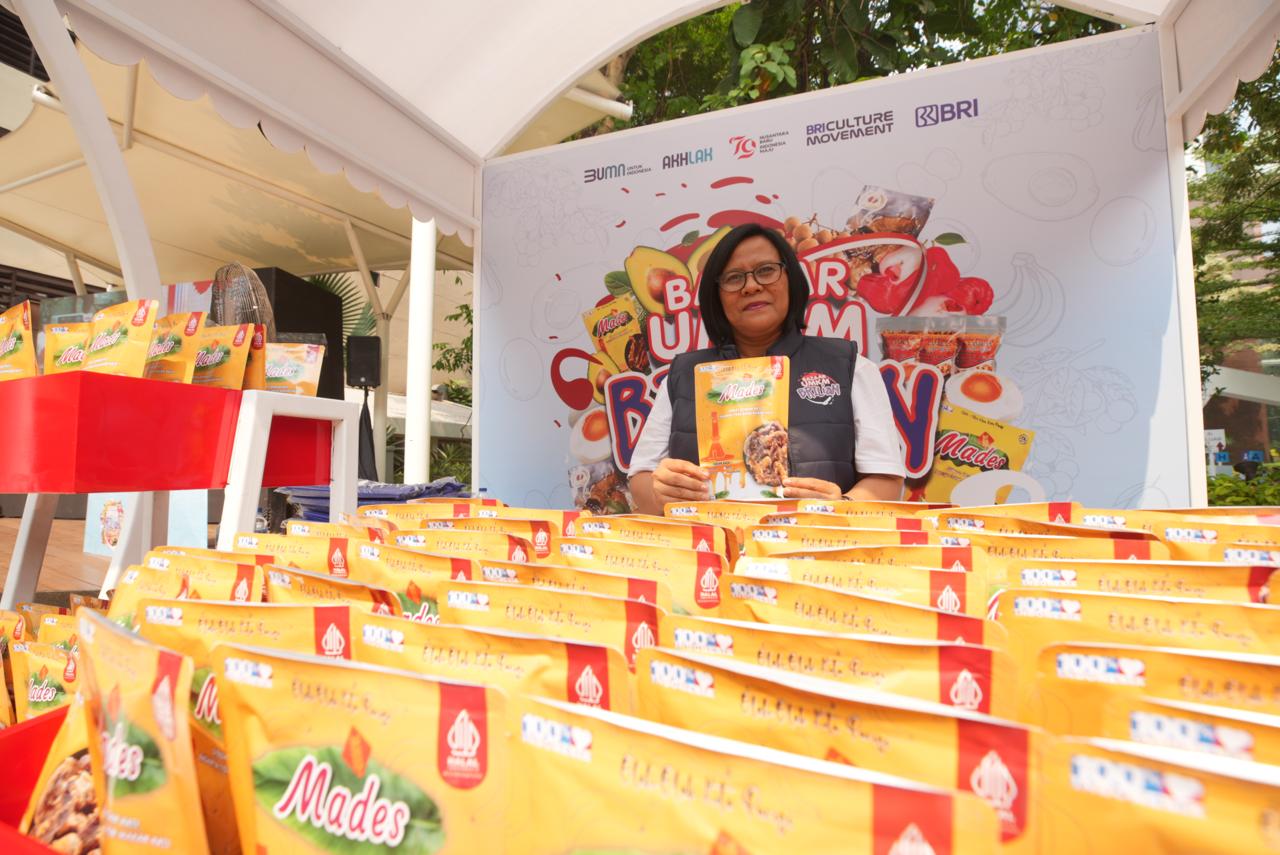Ketua Kelompok Pisang Sale Mades berhasil mengolah pisang menjadi ragam produk cemilan lokal yang menggerakkan perekonomian warga setempat. Olahan produk kearifan lokal ini makin berkembang lewat pemberdayaan PT Bank Rakyat Indonesia (Persero) Tbk. (BBRI). dok. BRI. Pisang Sale Mades Sulteng, Kian Berkembang Lewat Pemberdayaan BRI