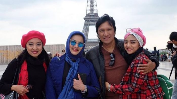 Ikang Fawzi-Marissa Haque dan kedua anak mereka Isabella Fawzi dan Chiki Fawzy. dok. keluarga. Tribunnews. Kisah Cinta Marissa Haque-Ikang Fawzi Berakhir Sampai Maut Menjelang