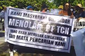 Ilustrasi demo masyarakat menolak aktivitas PT Tiara Cipta Nirwana (TCN) dalam melakukan penyulingan air laut menjadi air bersih di kawasan Gili Trawangan, Kabupaten Lombok Utara. dok. Teras.ID. Izin Sudah Dicabut, TCN Dilarang Menyuling Air Laut di Gili Trawangan