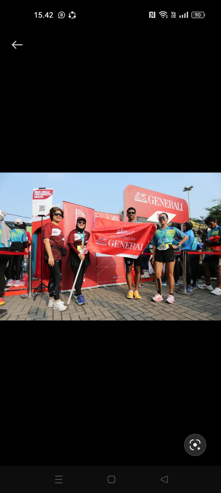 Manajemen Generali Indonesia, Vivin Arbianti Gautama selaku Chief Marketing and Partnership Distribution (paling kiri) dan Netty Chan selaku Chief Corporate Solution (paling kanan) bersama perwakilan pelari PLN Electric Run 2024 saat acara simbolis penyerahan proteksi kepada pelari PLN Electric Run 2024. Sebagai insurance partner, Generali Indonesia berikan proteksi kepada 6.000 pelari PLN Electric Run 2024 dari berbagai risiko kecelakaan termasuk berbagai risiko yang berhubungan langsung dengan olahraga lari selama acara berlangsung. dok. Generali Indonesia. PLN Electric Run 2024, Generali Indonesia Terus Promosikan Kesehatan