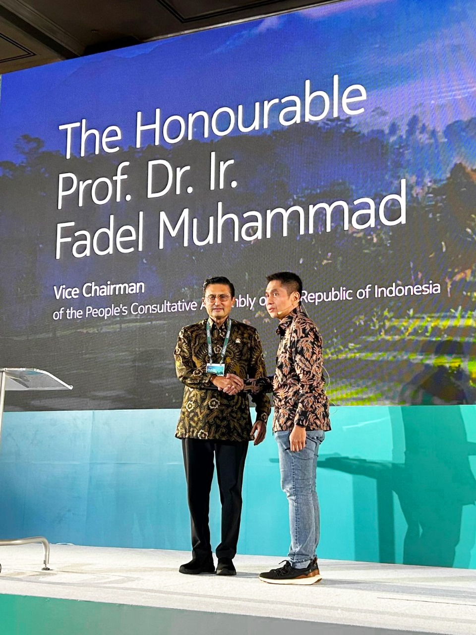 Kiri-Kanan: Prof. Dr. Ir. Fadel Muhammad, selaku Wakil Ketua Majelis Permusyawaratan Rakyat (MPR) RI dan Yune Marketatmo, Direktur Utama PT Solusi Sinergi Digital Tbk (WIFI) saat konferensi tahunan Get to Fast Faster (GTFF) 2024. DOK/WIFI Konferensi GTTF 2024! Surge (WIFI) Konsisten Usung Misi Internet Murah