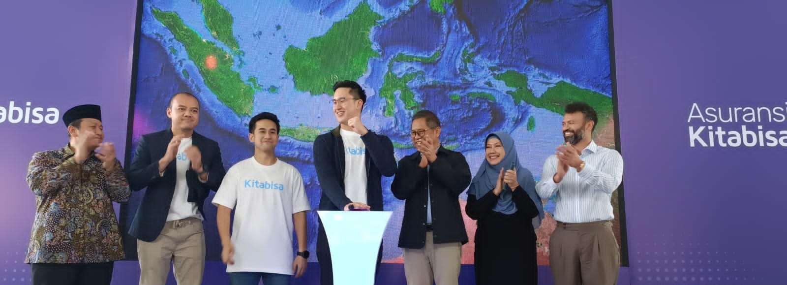 Kiri-Kanan: ?Badan Pelaksana Harian, Bidang IKNB Syariah, Majelis Ulama Indonesia, DR. H. Aminuddin Yakub, M.A, ??President & Co-Founder Kitabisa, Alfatih Timur, ??CEO Kitabisa, Vikra Ijas, ??CEO Asuransi Kitabisa, Bryan Silfanus, ??Komisaris Utama Kitabisa Group, Rudiantara, ??Dewan Pengawas Syariah Asuransi Kitabisa, Yetty Rochyatini, dan ??IFC Global Head, Insurtech, Asia Head Insurance, Zeeshan Vazeer. dok. Kitabisa. Satu Dekade Kitabisa, Kembalikan Asuransi ke Semangat Saling Jaga