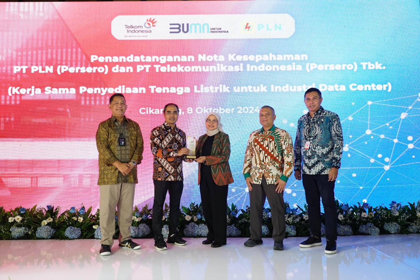 Kiri Kanan: Direktur Wholesale and International Service Telkom Bogi Witjaksono, Direktur Group Business Development Telkom Honesti Basyir, Direktur Retail dan Niaga PLN Edi Srimulyanti, EVP Penjualan dan Pelayanan Pelanggan Enterprise PLN Nayusrizal, dan CEO NeutraDC Andreuw Th.A.F pada acara penandatanganan nota kesepahaman antara PT Telkom Indonesia (Persero) dan PT PLN (Persero) untuk Kerja Sama Penyediaan Tenaga Listrik untuk Industri Data Center yang berlangsung pada Selasa (8/10/2024). dok. Telkom. Kerja Sama PLN, NeutraDC Dapat Suplai Energi yang Terjamin dan Stabil