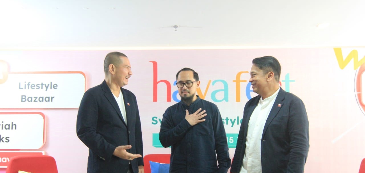 Head of Sharia Consumer CIMB Niaga Bung Aldilla (kedua kanan) berbincang bersama Head of Marketing, Brand & Customer Experience CIMB Niaga Muhamad Firdaus Andjar (kiri), dan Owner Chief Barbershop Fatsi Anzani (tengah) di sela-sela Press Conference Haya Festival 2024 yang diselenggarakan CIMB Niaga Syariah di Jakarta, Rabu (9/10/2024). dok. ist. CIMB Niaga Syariah Hadirkan Haya Festival, Spirit Syariah Untuk Semua