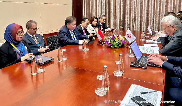 Menteri Koordinator Bidang Perekonomian Airlangga Hartarto menggelar pertemuan bilateral dengan Presiden AIIB Jin Liqun, di sela-sela KTT ASEAN 2024 di Vientiane, Laos (9/10/2024). Indonesia Minta AIIB Perluas Dukungan Terhadap Proyek Infrastruktur