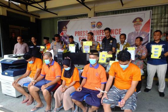 Polres Jember menggelar konferensi pers, di Mapolres Jember, Kamis (10/10/2024), terkait penangkapan lima orang anggota sindikat pemalsuan dokumen. (ANTARA/Zumrotun Solichah) Polisi Ringkus Sindikat Pemalsu Dokumen, Bergerak Lintas Provinsi
