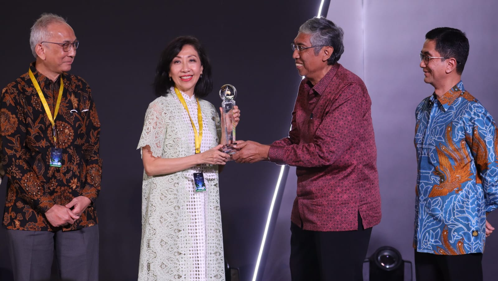 Manajemen PT Bank Central Asia Tbk (BCA) ketika menerima penghargaan ARA BCA (BBCA) Sabet Juara Umum Annual Report Award 2023