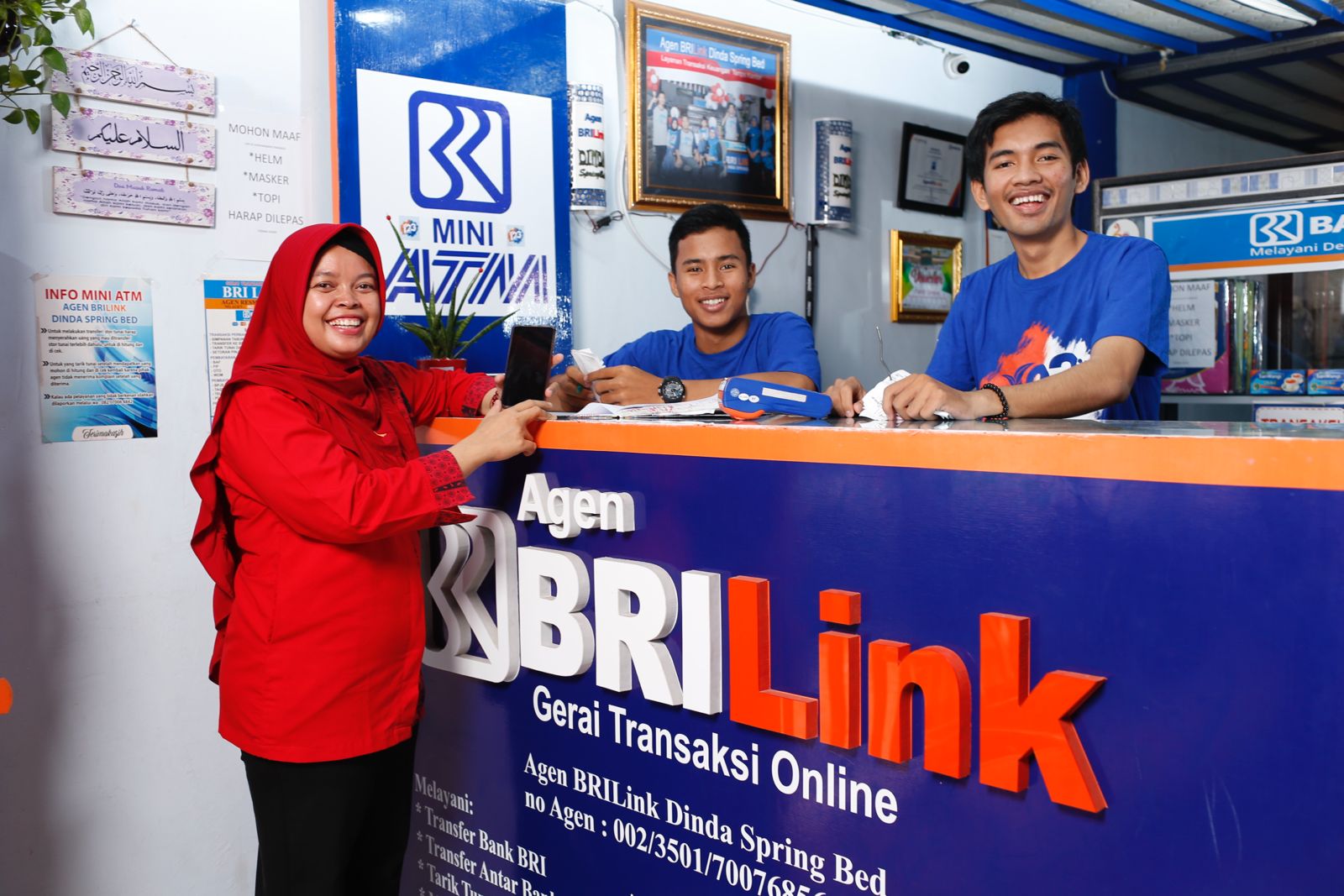 Hingga akhir Agustus 2024 tercatat BRI telah memiliki tak kurang dari 1 juta Agen BRILink yang tersebar di 62 ribu desa di seluruh Indonesia. Agen-agen ini berhasil mencatatkan volume transaksi sebesar Rp1.037 triliun. dok. BRI. AgenBRILink Bukti Nyata Peran BRI Ciptakan Pemerataan Ekonomi Inklusif