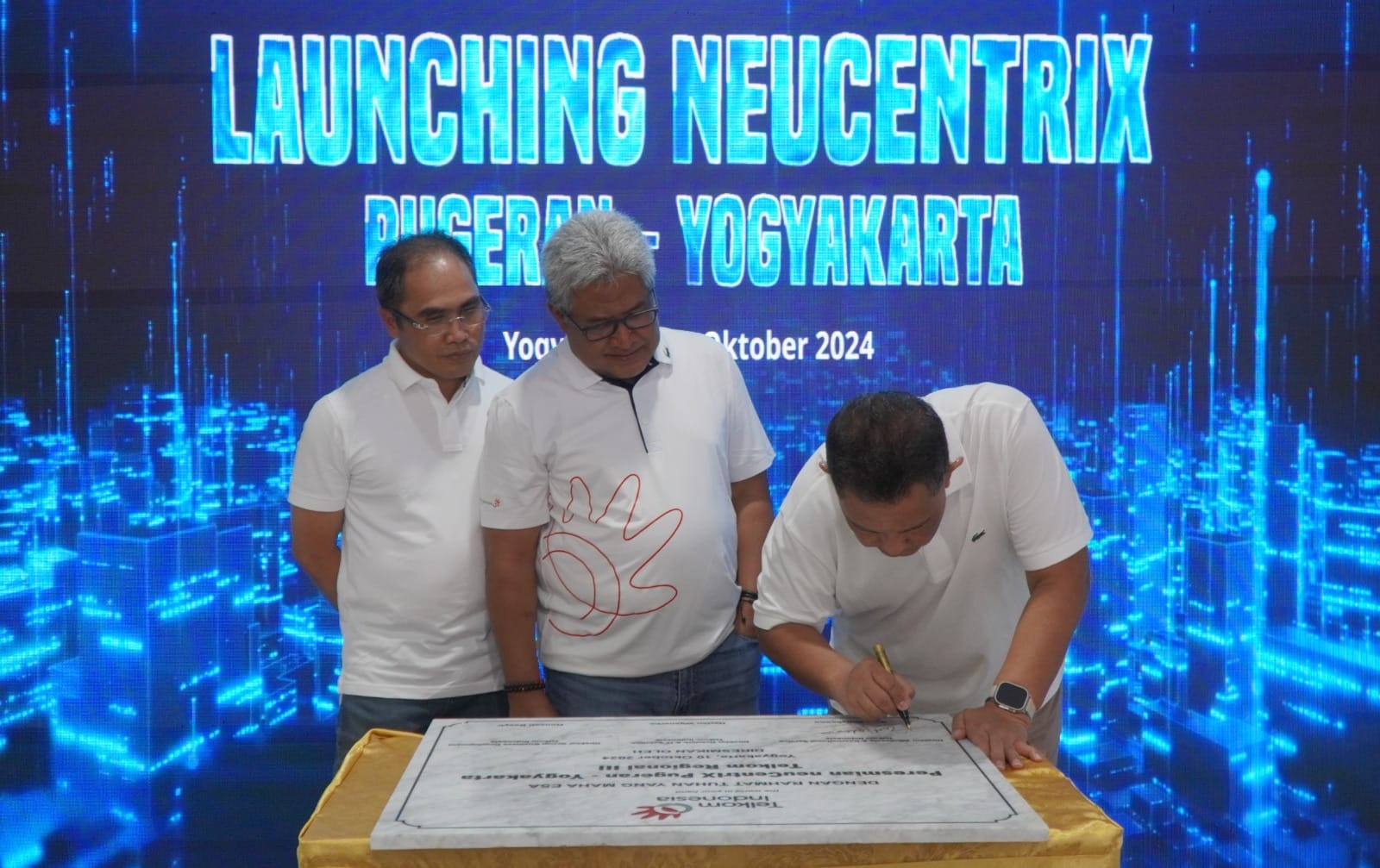 Direktur Wholesale and International Service Telkom Bogi Witjaksono (kanan), Direktur Network & IT Solution Telkom Herlan Wijanarko (tengah), dan Direktur Group Business Development Telkom Honesti Basyir (kiri) meresmikan neuCentrIX Pugeran, Yogyakarta, beberapa waktu lalu. dok. Telkom. Perkuat Ekosistem Digital di Yogya, Telkom Hadirkan neuCentrIX Pugeran