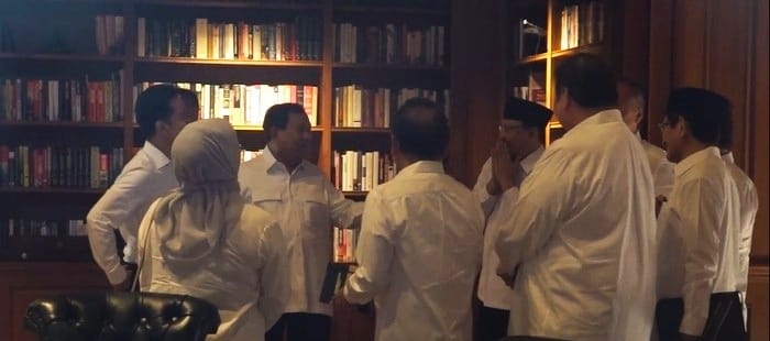 Prabowo Subianto dan Gibran Rakabuming Raka beramah-tamah dengan para calon menteri dalam kegiatan pembekalan di Hambalang, Rabu (16/10/2024). dok. detiknews. Calon Menteri Prabowo dapat Pembekalan Juga dari Pakar Luar Negeri