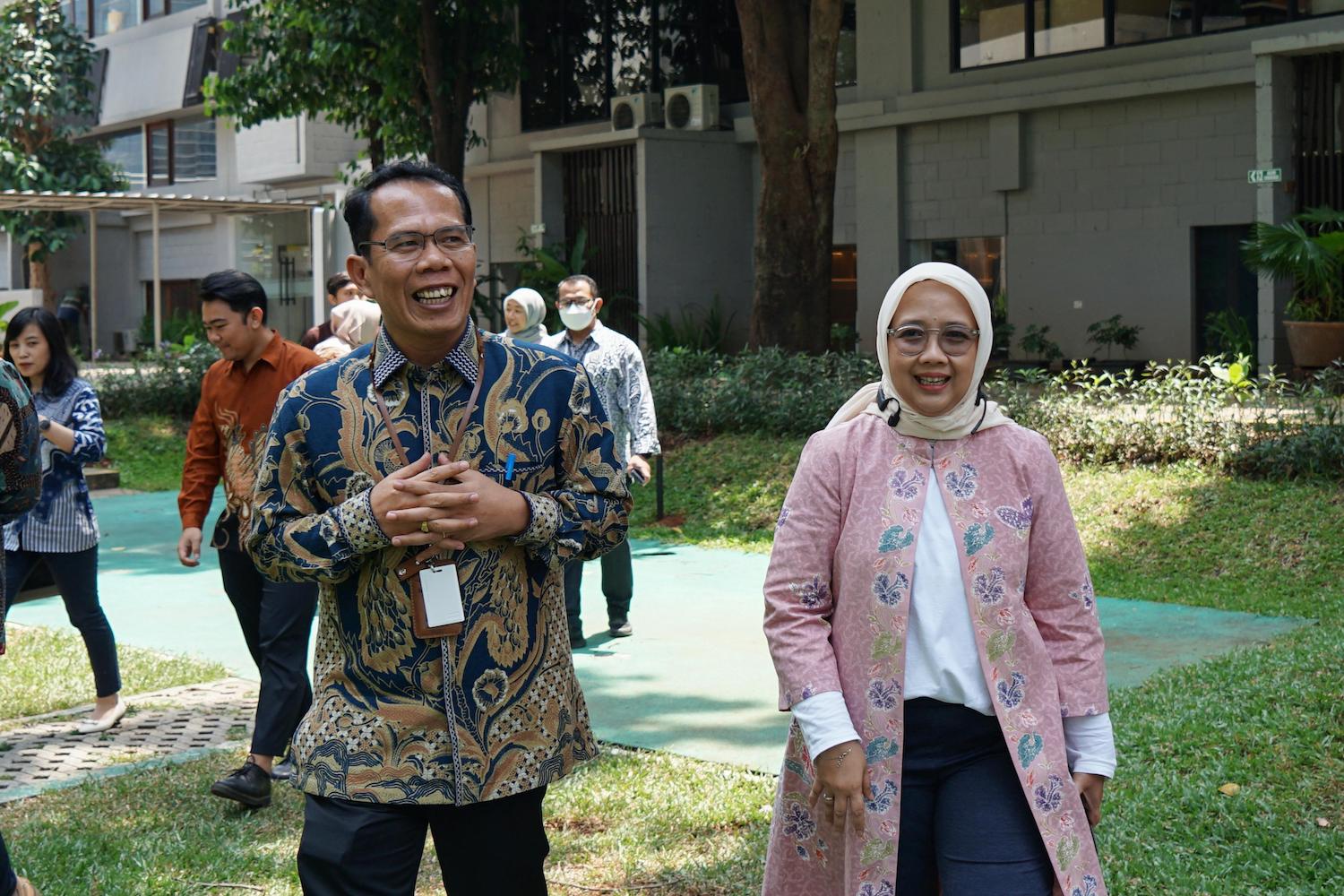 Muhammad Iqbal, Direktur SME dan Retail Funding BTN berjalan dengan Julie Fauzie Chief Funding Officer Amartha. FOTO - ISTIMEWA Perluas Pembiayaan UMKM, BTN Gandeng Amartha