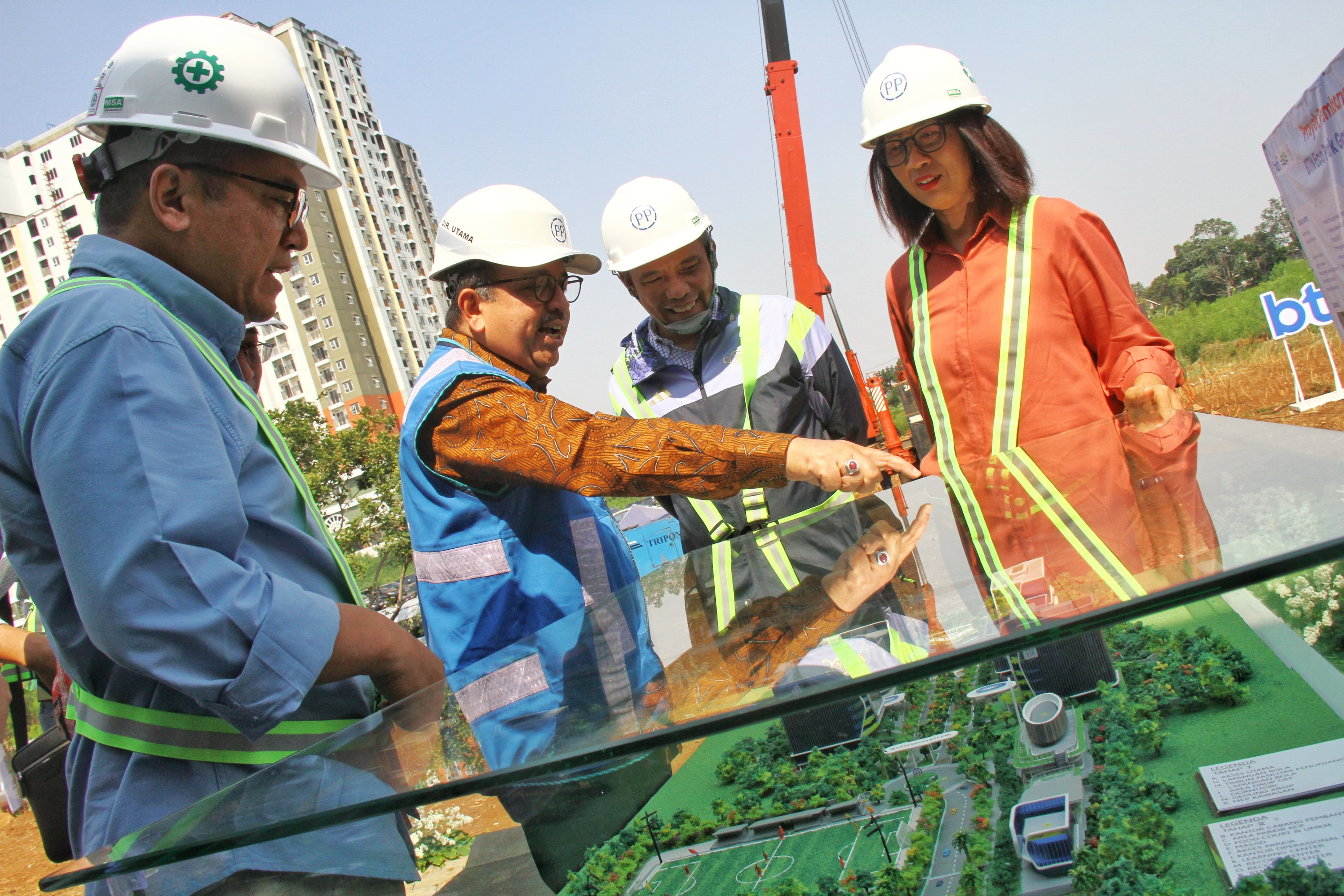 Direktur Utama PT Bank Tabungan Negara (Persero) Tbk (BTN) Nixon L.P Napitupulu (Kedua Kanan) di dampingi Direktur Assets Management (BTN) Elisabeth Novie Riswanti (Kanan) dan Direktur Human Capital, Compliance & Legal (BTN) Eko waluyo (Kiri) melihat maket BTN Ecopark yang ditunjukkan oleh Direktur Utama PT Pembangunan Perumahan (Persero) Tbk Novel Arsyad (Kedua Kiri) pada acara Groundbreaking BTN Ecopark berlokasi di Gandul, Jawa Barat, Jumat, 18 Oktober 2024.(Foto: Endang Muchtar) Usung Konsep Ramah Lingkungan, BTN Groundbreaking Ecopark Gandul