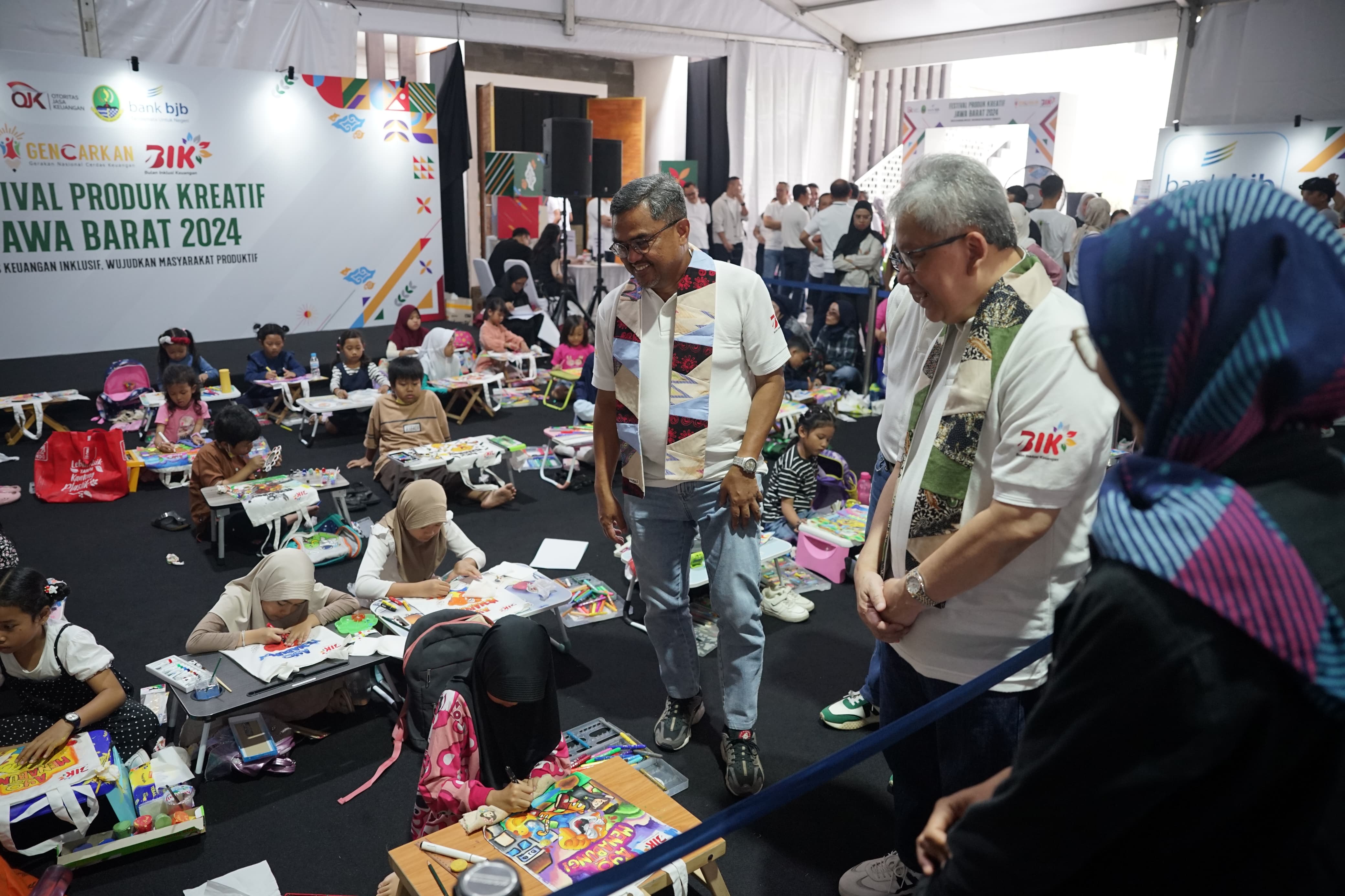 bank bjb menyelenggarakan Festival Produk Kreatif Jawa Barat dengan tema “Akses Keuangan Inklusif, Wujudkan Masyarakat Produktif” pada 19 Oktober 2024. Acara ini berlangsung di Area Sport and Creative Centre, Kantor Pusat bank bjb, Jalan Naripan No. 12-14, Bandung Dorong Ekonomi Daerah, Bank BJB Gelar Festival Produk Kreatif Jabar