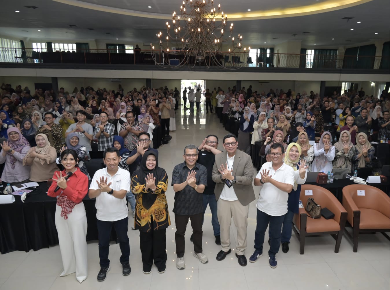 Kiri-Kanan: Senior General Manager Social Responsibility Center Telkom Hery Susanto, Kepala Dinas Pendidikan dan Kebudayaan Kabupaten Subang Dra. Nunung Suryani, M.Si, Pengamat Kebijakan Publik dan pakar pendidikan Prof. Dr. Karim Suryadi, M.Si, EVP Telkom Regional II E. Kurniawan, dan GM Witel Bekasi Karawang Hari Purwanto dalam acara “Indonesia Digital Learning for Great Teacher” yang berlangsung pada 12-13 Oktober 2024, di Gedung Serbaguna Mulia Kabupaten Subang. dok. Telkom. Digital Learning for Great Teacher, dari Telkom Untuk 550 Guru Subang