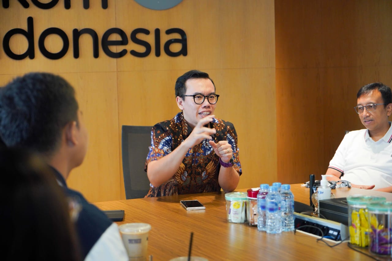 Direktur Digital Business Telkom Muhamad Fajrin Rasyid didampingi VP Digital Business Strategy and Governance Riza A. N. Rukmana saat memberikan pesan motivasi kepada peserta Digistar Class. dok. Telkom. 500 Mahasiswa Antusias Ikuti Program Telkom Digistar Class 2024