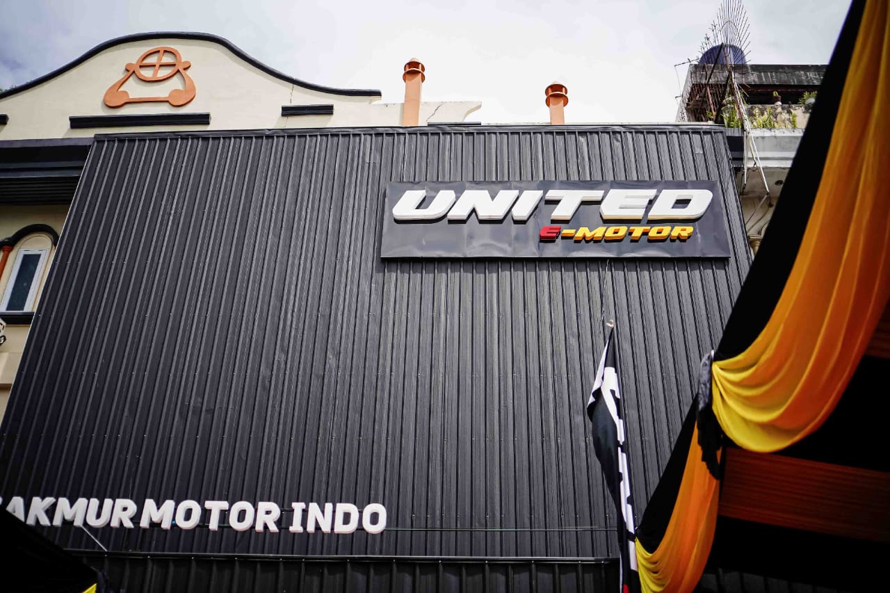 Brand motor listrik lokal besutan PT Terang Dunia Internusa Tbk (UNTD) tersebut membuka authorized store ke-37 secara nasional di Jl. Jendral Urip No. 1E-1F, Pontianak, Kalbar, berada tepat di seberang pusat perbelanjaan Mal Matahari. UNTD menggandeng PT Indah Makmur Motorindo (IMM) sebagai dealer resminya untuk beroperasi di wilayah Kalimantan Barat dan sekitarnya. dok. UNTD. Catat, Pusat Motor Listrik Terbaru Resmi Hadir di Pontianak