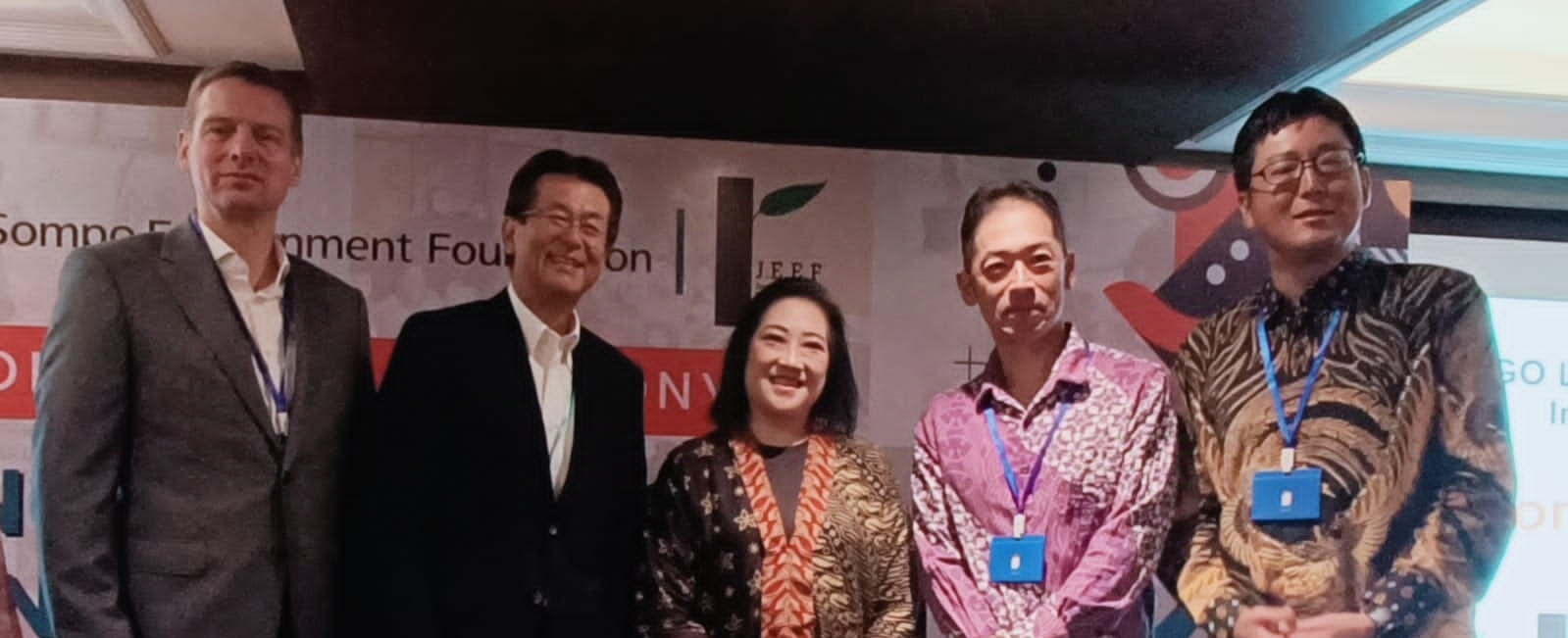 Kiri-kanan: Mr. Eric Nemitz, Presiden Direktur Sompo Insurance Indonesia, Mr. Nakamura, Executive Director Sompo Environment Foundation, Drs. Jo Kumala Dewi, M.Sc, Director of Environmental Partnership - Ministry of Environment and Forestry, Mr. Shinichi Yamabe Executive Officer Japanese Sales & Distribution, Mr. Naoki Inoue, Director Sompo Insurance Indonesia. dok. ist. Sompo Environment Foundation Luluskan Mahasiswa Angkatan ke-6