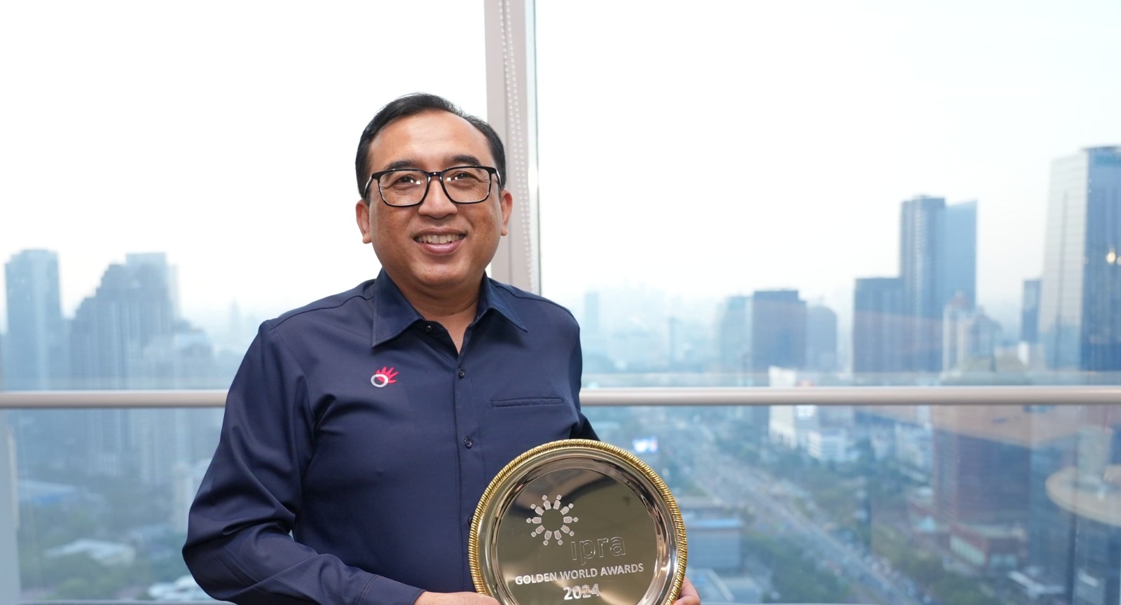 VP Corporate Communication Telkom, Andri Herawan Sasoko menerima penghargaan pada ajang Golden World Award 2024 yang diselenggarakan oleh International Public Relations Association (IPRA) pada kategori “Social Media In House” untuk kampanye komunikasi “Enhancing Awareness of the Importance of SME Transformation to Drive Indonesia's Digital Economic Growth through the 'Unseen Heroes' Video Campaign”. Dok. Telkom. Telkom Raih Golden World Award 2024, dari Ajang Internasional IPRA