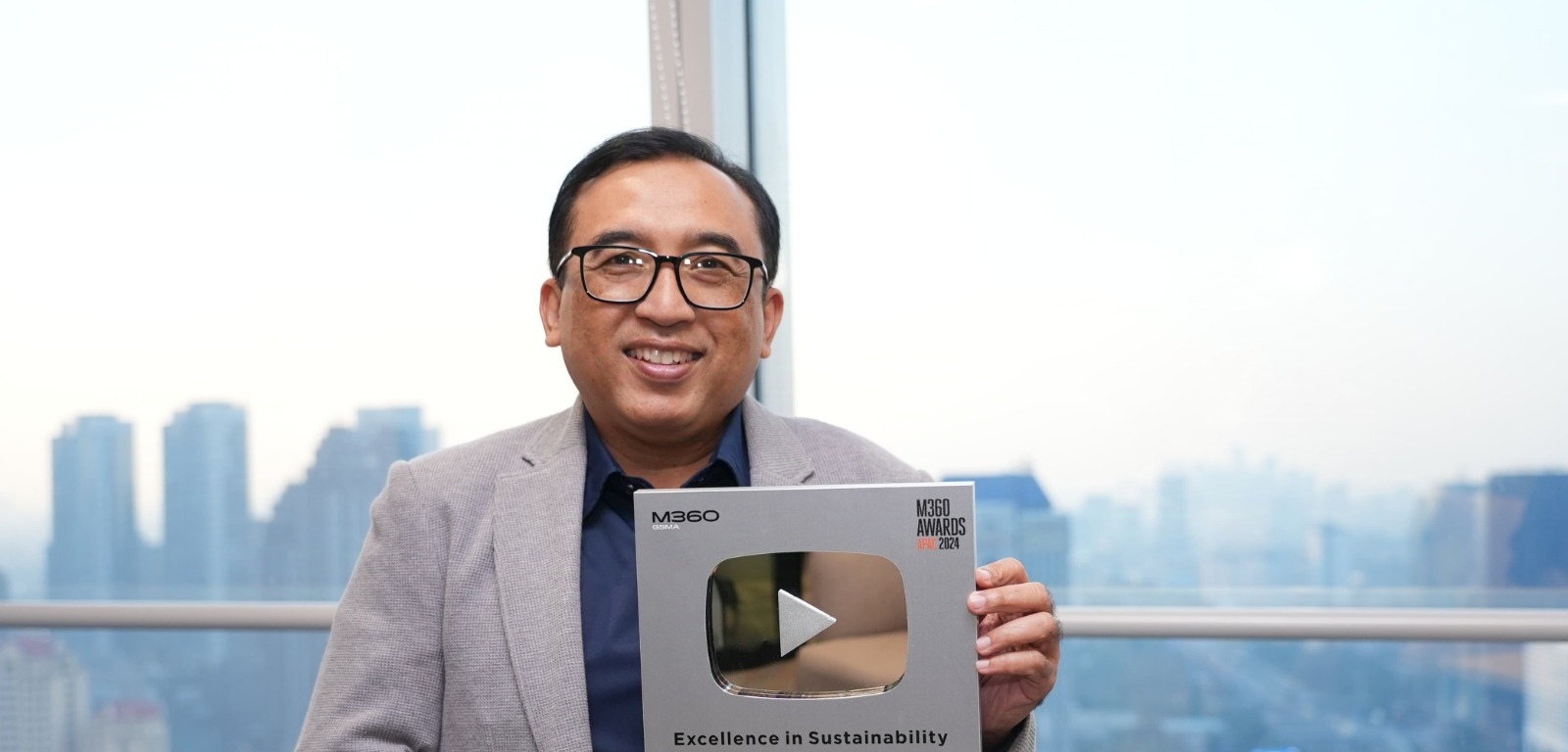 VP Corporate Communication Telkom Andri Herawan Sasoko menunjukkan trofi M360 Digital Nations Awards 2024. Melalui video “Water Management System: Constructing a Sustainable Tomorrow”, Telkom memenangkan kategori Excellence in Sustainability Video Award. Dok. Telkom. GSMA M360 Digital Nations Awards 2024, Penghargaan Dunia untuk Telkom