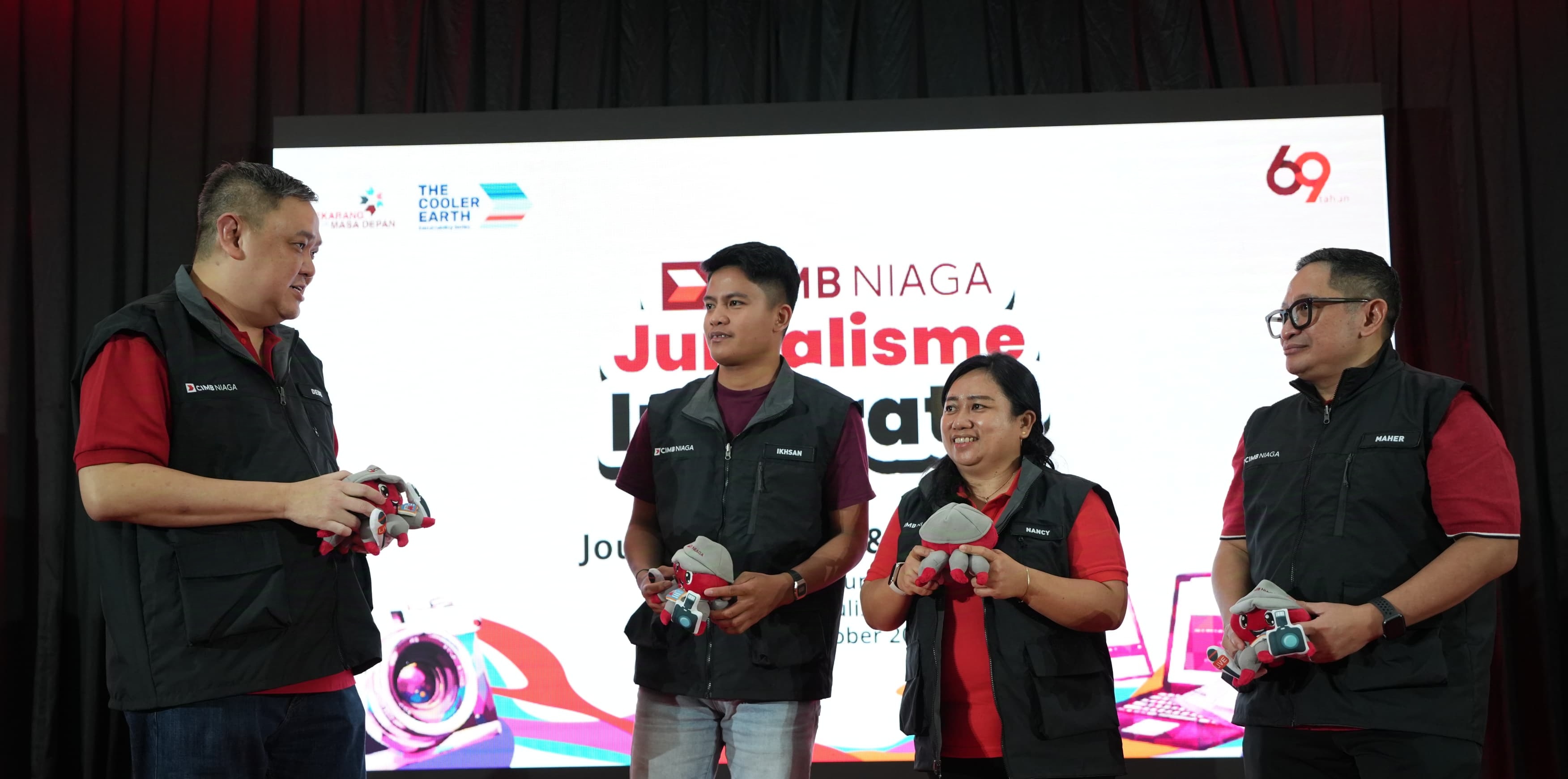 Direktur Consumer Banking Bank CIMB Niaga Noviady Wahyudi (kiri) dan Corporate Communications Head CIMB Niaga Hery Kurniawan (kanan) berbincang dengan perwakilan peserta pada acara CIMB Niaga Jurnalisme Inspiratif: Journalist Class & Workshop di Bogor yang diikuti jurnalis dari 17 kota pada Kamis (24/10/2024). Dok. Ist. CIMB Niaga Jurnalisme Inspiratif: Diskusi Perbankan dengan Jurnalis