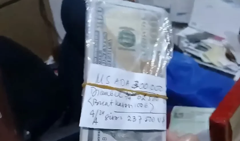 Satu bundel uang mata uang dolar AS yang disita oleh penyidik Jampidsus Kejagung pada properti milik salah satu tersangka kasus dugaan suap hakim yang memvonis bebas Ronald Tannur. dok. Antara OTT Tiga Hakim, Kejagung Sita Uang Rp20 Miliar Dilabeli Untuk Kasasi