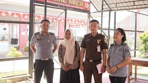 Supriyani (dua kiri). Dok. Detiknews. DPR Minta Pemerintah Buat Sistem Pendidikan yang Lindungi Semua Pihak