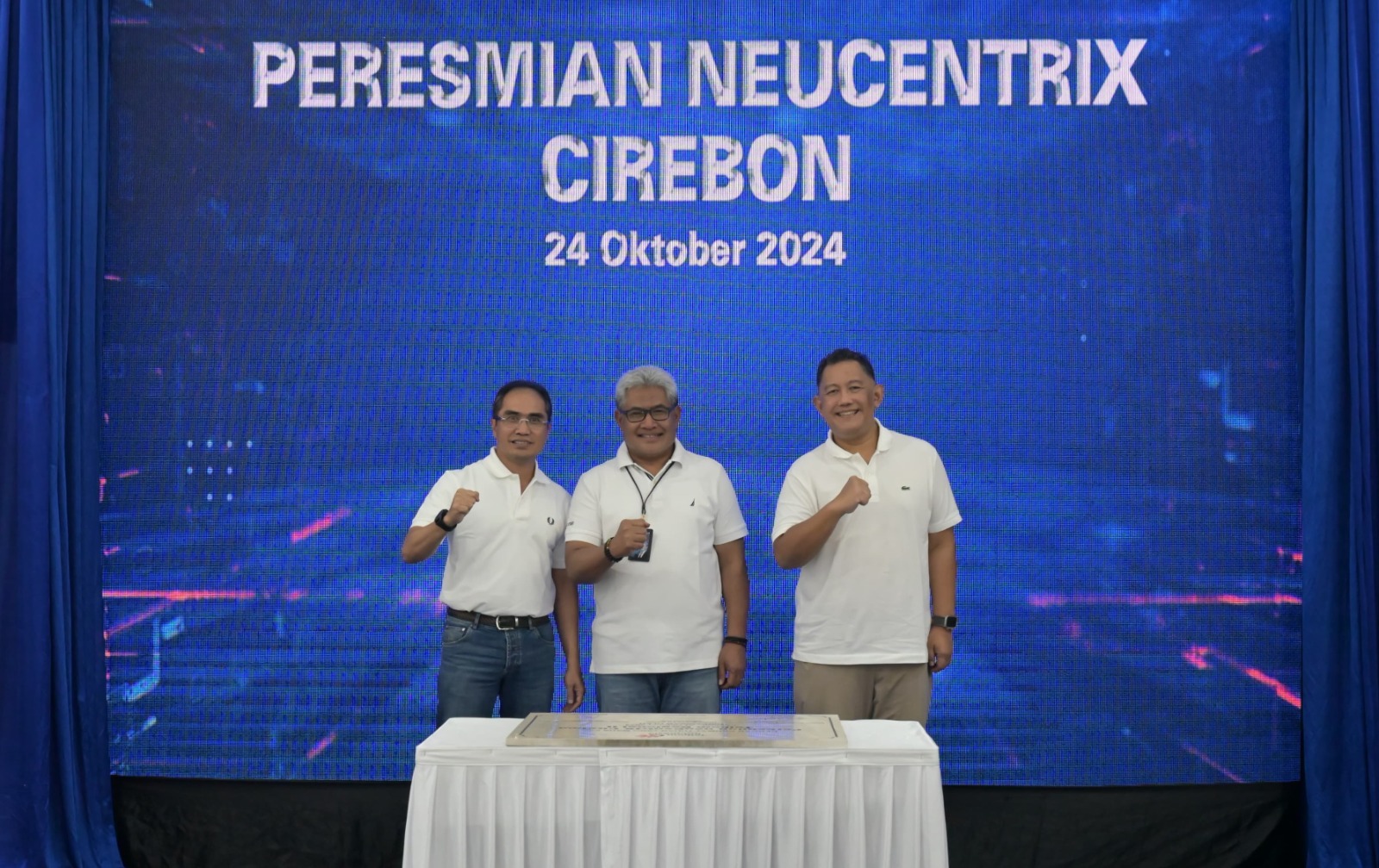 Kiri-Kanan: Direktur Group Business Development Telkom Honesti Basyir, Direktur Network & IT Solution Telkom Herlan Wijanarko dan Direktur Wholesale & International Service Telkom Bogi Witjaksono usai penandatanganan Berita Acara Kesepakatan Penggunaan Layanan Data Center neuCentrIX Cirebon. Dok. Telkom. Perluas Layanan Data Center, Telkom Resmikan neuCentrIX Cirebon