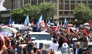 Presiden Prabowo Subianto di atas mobil produk Pindad, MV3 Garuda Limousine. Dok. Sekretariat Presiden. Presiden Larang Menteri Pakai Mobil Impor, Pilihannya Produk Pindad