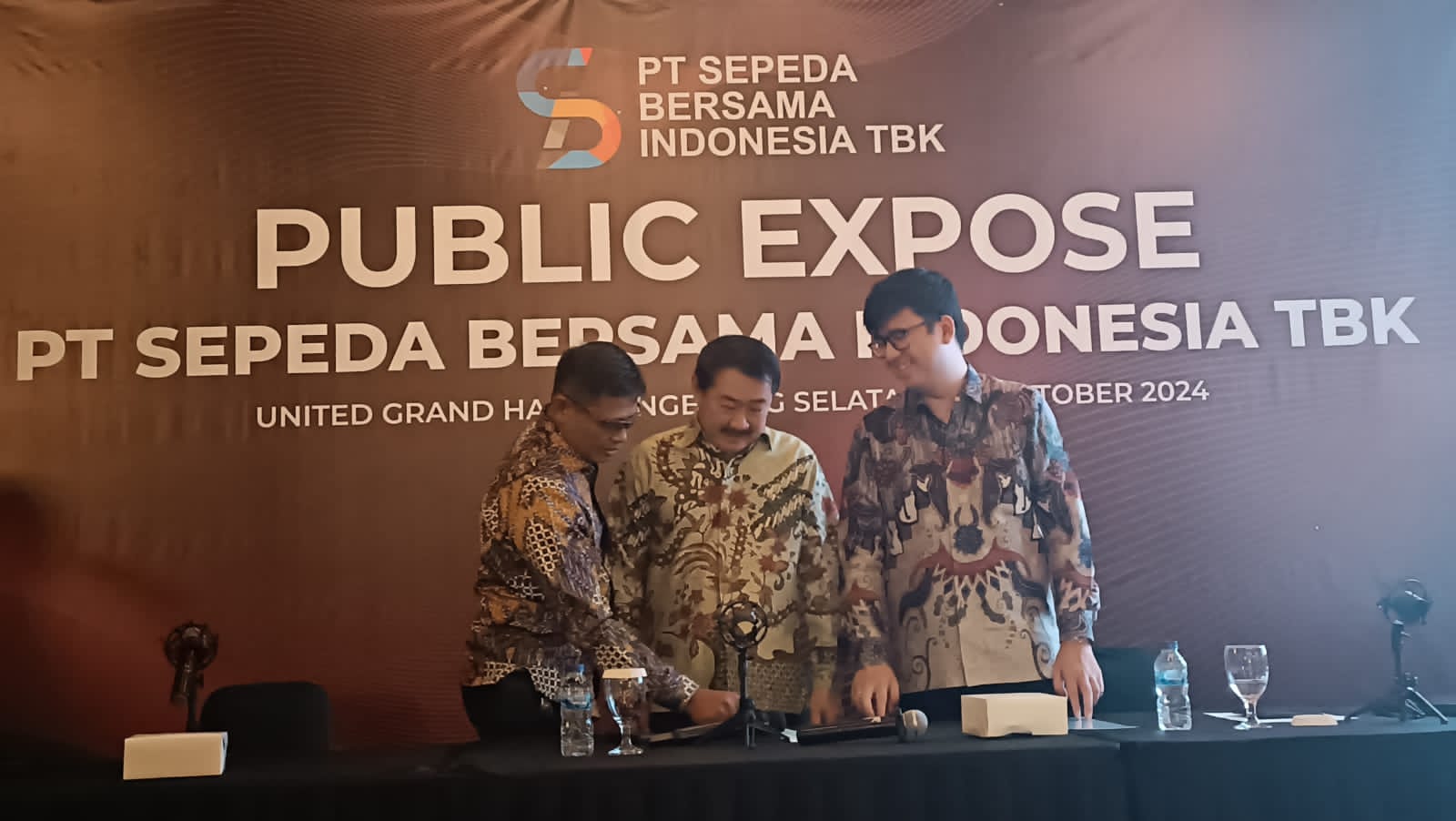 Kiri-kanan: Komisaris Independen BIKE Muhammad Nur Rahmad, Direktur Utama BIKE Andrew Mulyadi, dan Direktur BIKE Winston Mulyadi. dok. BIKE. Sepeda Bersama Indonesia (BIKE), Kini 620 Dealer Pada 28 Provinsi