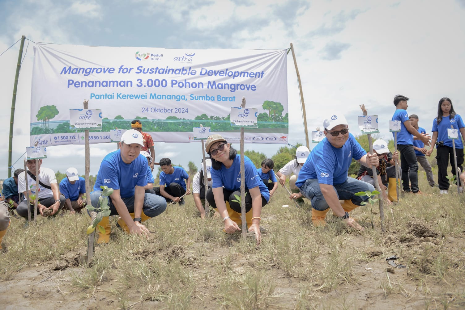 Kiri-Kanan: President Director Asuransi Astra, Christopher Pangestu; Pjs. Bupati Sumba Barat, Dra. Floury Rita Wuisan, MM; Chief Compliance & Risk Management Officer, Widya Adi Tjahjono; serta sejumlah anak-anak English Goes to Kampung menanam bibit pohon Mangrove di Pantai Kerewei Mananga, Sumba Barat. Mendukung terwujudnya lingkungan yang berkelanjutan, Asuransi Astra melakukan penanaman 3.000 bibit pohon Mangrove. Dok. Asuransi Astra. Sukacita Anak Sumba Sambut Air Bersih Persembahan Asuransi Astra