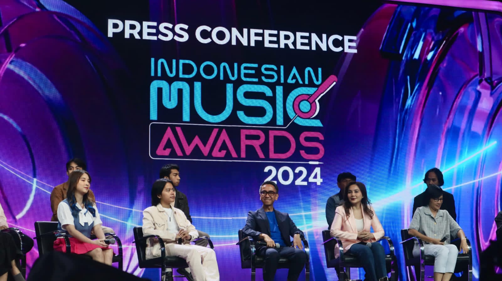 CEO Nuon Aris Sudewo (Tengah), Programming & Acquisition Director RCTI Dini Putri (Kedua Kanan), Head of Production Operation RCTI Tiurma Imelda Sinaga (Kanan), dan perwakilan musisi yang masuk Nominasi IMA 2024 saat Press Conference Indonesian Music Awards (IMA) 2024 pada Jumat (25/10/2024). Dok. Telkom. Langit Musik dan RCTI Gelar Indonesian Music Awards 2024