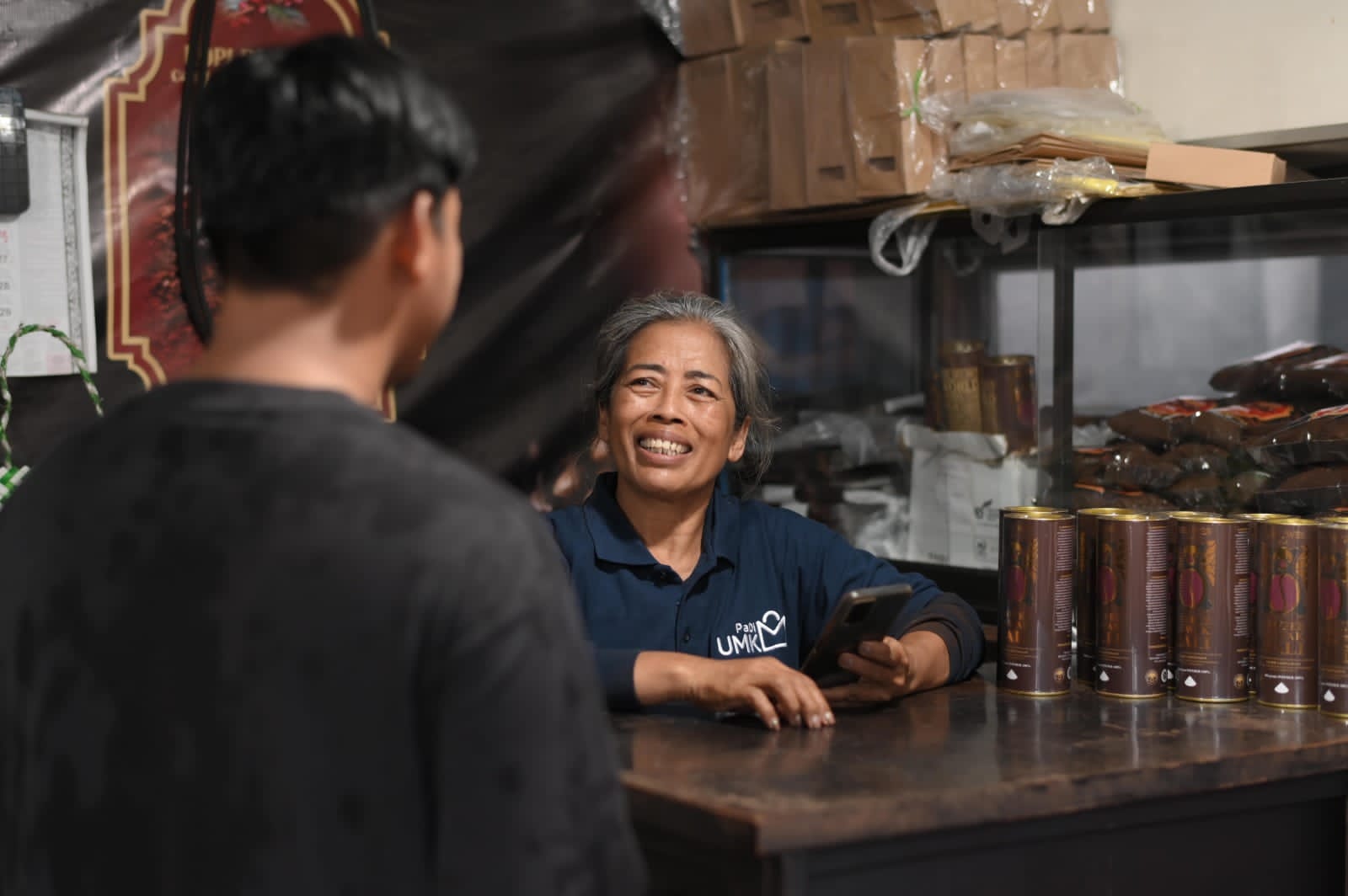 PT Telkom Indonesia (Persero) Tbk (Telkom) membuka kesempatan bagi seluruh karyawannya untuk mengimplementasikan nilai-nilai pada core values AKHLAK secara langsung kepada masyarakat melalui program Ayo BerAKSI. Dok. Telkom. Sukarelawan Ayo BerAKSI, Upaya Telkom Tingkatkan Kepedulian Karyawan