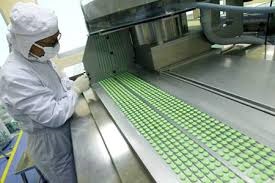 Pekerja di pabrik milik PT Pyridam Farma Tbk (PYFA) Beban, Pyridam Farma (PYFA) Jadi Rugi Rp112,8M di Kuartal III-2024