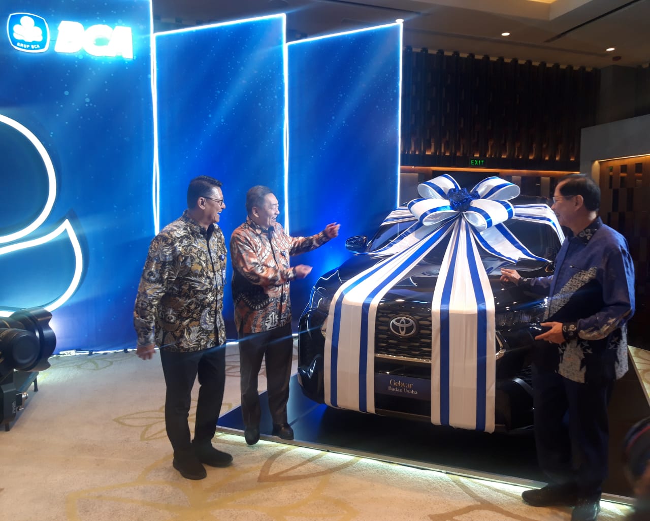 Kanan-kiri: Presiden Direktur BCA Jahja Setiaatmadja, Direktur BCA Santoso, Direktur BCA John Kosasih. Dok. BCA. BCA (BBCA) Umumkan Penerima Hadiah Program Gebyar Badan Usaha 2024